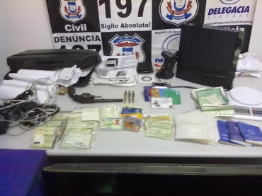 Documentao apreendidas com falsrio. 