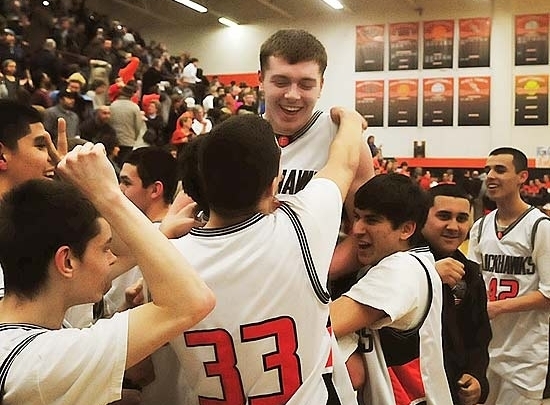 Companheiros enguem Wes Leonard ap�s os pontos que garantiram a vit�ria de Fennville