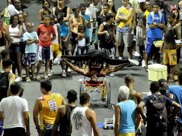 Cadeirante faz performance na rua