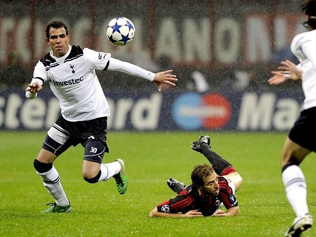 Volante defene o Tottenham, de Londres, local do jogo da Sele��o