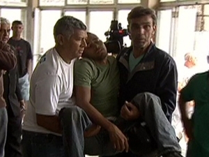 Pai de Lav�nia � amparado no vel�rio da filha