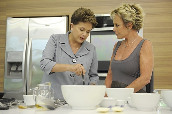 A presidente Dilma Rousseff prepara omelete de queijo com a apresentadora Ana Maria Braga no 