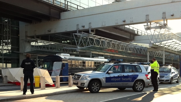 Policiais cercam o nibus em que ocorreu o incidente no aeroporto alemo de Frankfurt nesta quarta-feira (2)