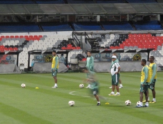 Muricy orienta os jogadores do Flu durante o treino no est�dio Azteca
