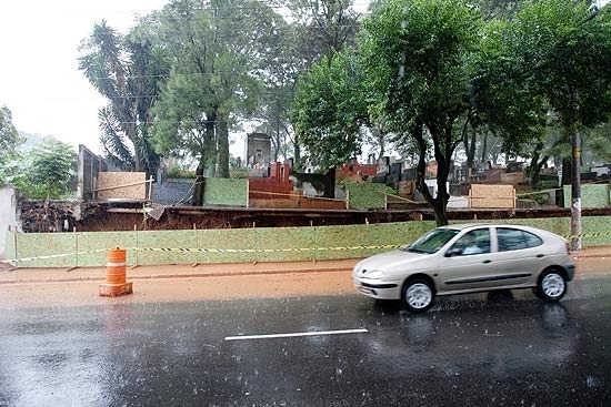 Muro do cemitrio da Lapa que caiu por causa da forte chuva que atingiu So Paulo no domingo