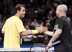 Sampras cumprimenta Agassi durante o confronto