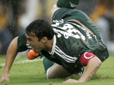 Kleber no ch�o durante o jogo contra o S�o Paulo, no domingo (27). O palmeirense levou seis faltas e tomou um amarelo