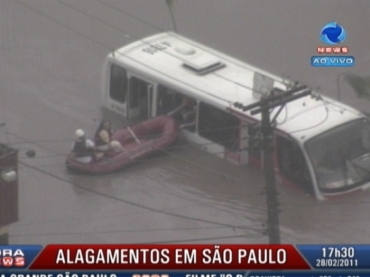 De acordo com o Corpo de Bombeiros, um grupo de pessoas ficou ilhado dentro de uma lota��o na regi�o do Carr�o. A Pol�ci
