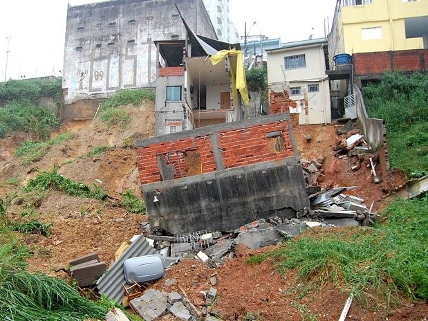 Seis casas desabaram na Vila Guilherme, zona norte de SP