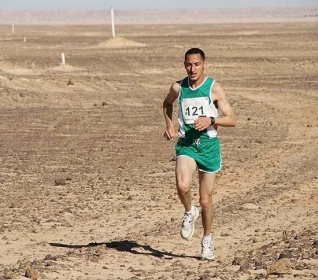 O argelino Bouchouit Alhassan corre no Deserto do Saara 