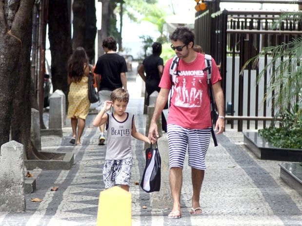 Bruno Mazzeo caminhou de mos dadas com o filho Joo, de cinco anos