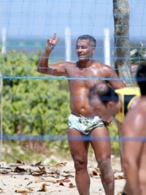 Romrio mostrou disposio para jogar com amigos na praia