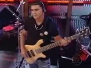 Lenine Castro durante apresenta��o no Doming�o