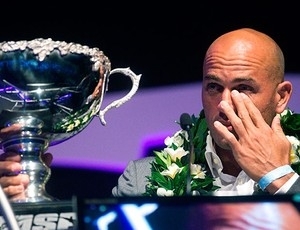 Kelly Slater se emociona ao receber o trofu