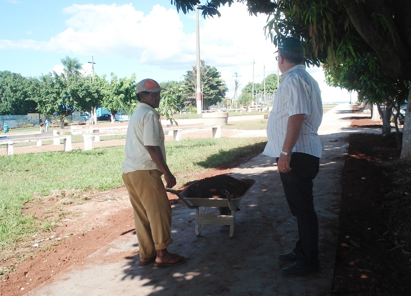Com o foco no Carnaval, praa em frente  Prefeitura recebe ateno especial