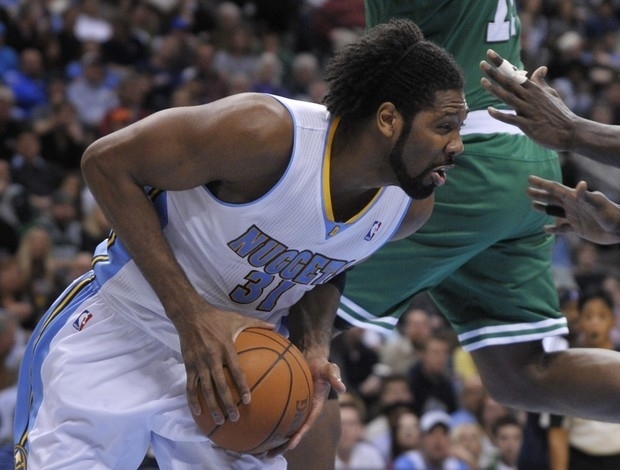 Com um duplo-duplo, Nen foi pea importante na vitria dos Denver Nuggets sobre o lder Celtics