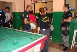 Policiais civis, fiscais do MTE e inspetoria dos menores fiscalizam bares no centro no Centro 