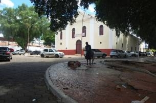 Mesmo durante o dia, viciados em drogas dormem na praa, que foi invadida por desocupados 