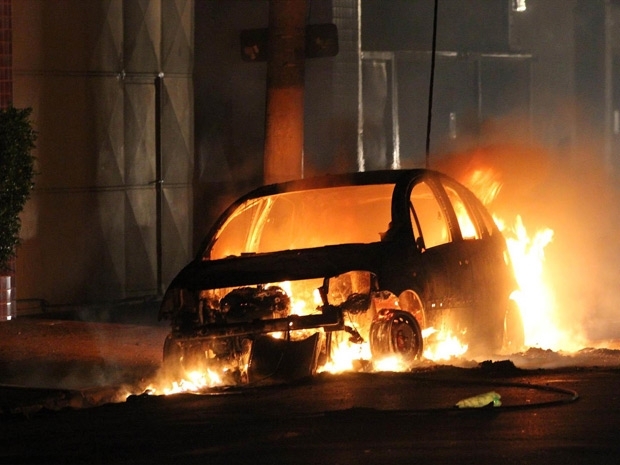 Carro pega fogo na Zona Leste de SP