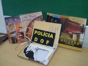 Coca�na foi encontrada em capas de livros,