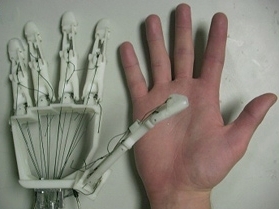 Duas mos robticas conseguem digitar pelo menos 30 palavras por minuto, ante as 33 digitadas por uma pessoa