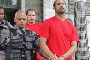 Goleiro Bruno deixa audincia no dia 26 de outubro de 2010, na Grande BH; atrs, o amigo Macarro.