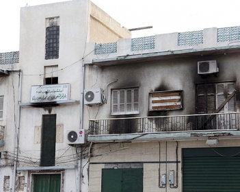 Imagem da ag�ncia de not�cias chinesa Xinhua mostra um pr�dio incendiado em Tr�poli, capital da L�bia 