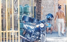 Em alguns bairros de Cuiab  possvel flagrar pontos de venda improvisados na frente das casas