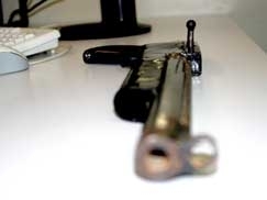 Arma utilizada pela dupla, apontada constantemente para as cabeas das crianas, de 6 e 8 anos de idade. Um dos assaltan