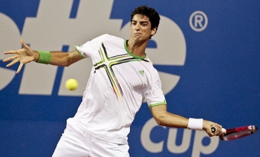 Thomaz Bellucci rebate bola durante jogo; tenista estreia em Acapulco na ter�a-feira 