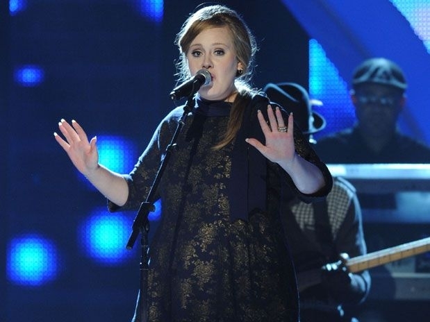 Adele emplacou dois hits e dois lbuns nas paradas britnicas