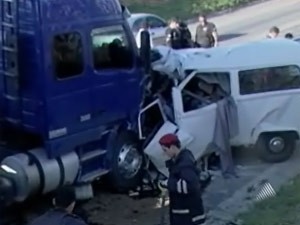 Kombi colidiu frontalmente com caminho e cinco morreram