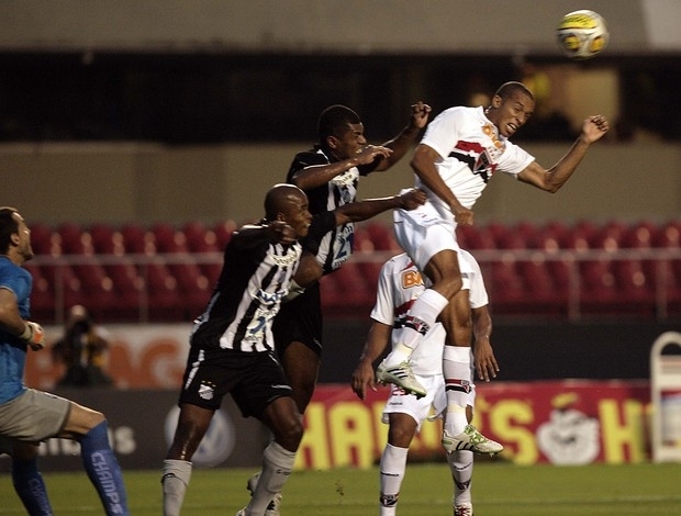 Miranda se prepara para cabecear e marcar o primeiro gol tricolor