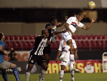 Miranda se prepara para cabecear e marcar o primeiro gol tricolor 