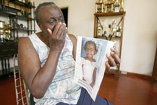 Terezinha Clemente Roque, tia av� da garota que desapareceu; ap�s confiss�o de suspeito, pol�cia busca corpo