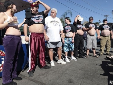 Mulher com barriga de chope? Foi f�cil para esses gord�es bebuns... Tem at� um Papai Noel profissional a� no meio