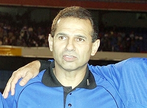 Oscar Roberto de God�i, durante jogo beneficente no est�dio do Morumbi; ex-�rbitro foi baleado na zona oeste de SP
