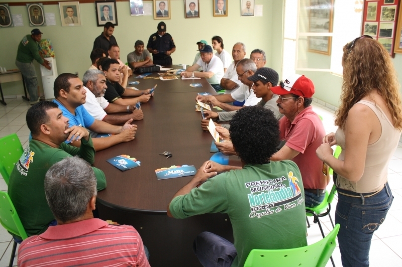 Crianas ouvem na rua palestrante sobre os cuidados para evitar acidentes no trnsito.