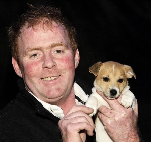 John Green mostra seu cozinho Nutty, de oito semanas, da raa Jack Russell terrier 