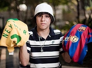 Andrigo, 15, segura uma camiseta da seleo que ganhou de Neymar na poca da proposta do Barcelona