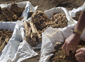 Restos de soldados que morreram na batalha de Iwo Jima so reunidos em cova comum na ilha; esforo renovado para encontr