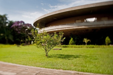 Imagem mostra prdio do Binio, na Escola Politcnica da USP; estudantes pagam por cursos da instituio