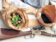 Armas e munies encontradas pelos policiais em ponto de venda de drogas em Vrzea Grande