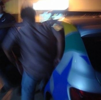 Homem sendo levado pela polcia