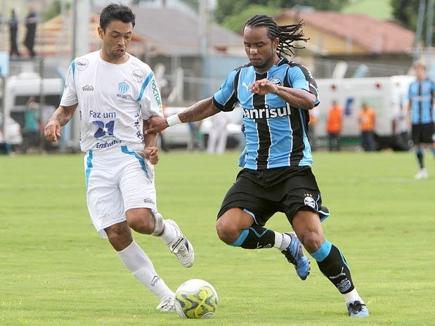Mesmo com derrota, Carlos Alberto aprovou estreia com camisa do gr�mio
