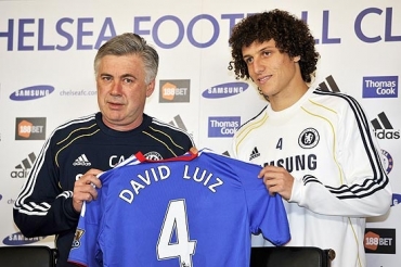 David Luiz � apresentado pelo Chelsea 