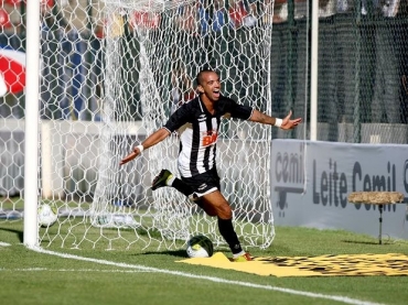 Tardelli foi o destaque do jogo: fez tr�s gols e acabou expulso no final