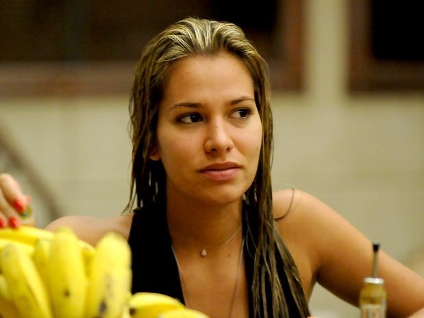 Antes de trair o namorado com Rodrigo, Adriana j havia beijado outro homem enquanto namorava