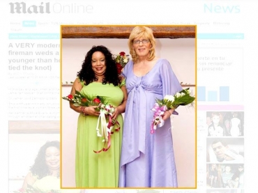 Kerry Whybrow (dir.) - que j se chamou Roger Steed - durante a cerimnia de unio civil com Alcia Evans