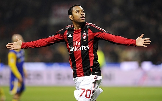O Atacante Robinho celebra um dos seus dois gols na vitria do Milan contra o Parma